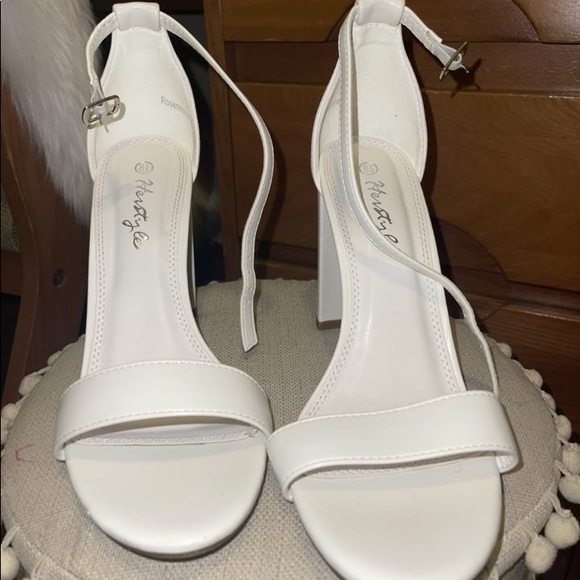 They are Simple White heals, no tags but never have been worn. - Picture 2 of 2